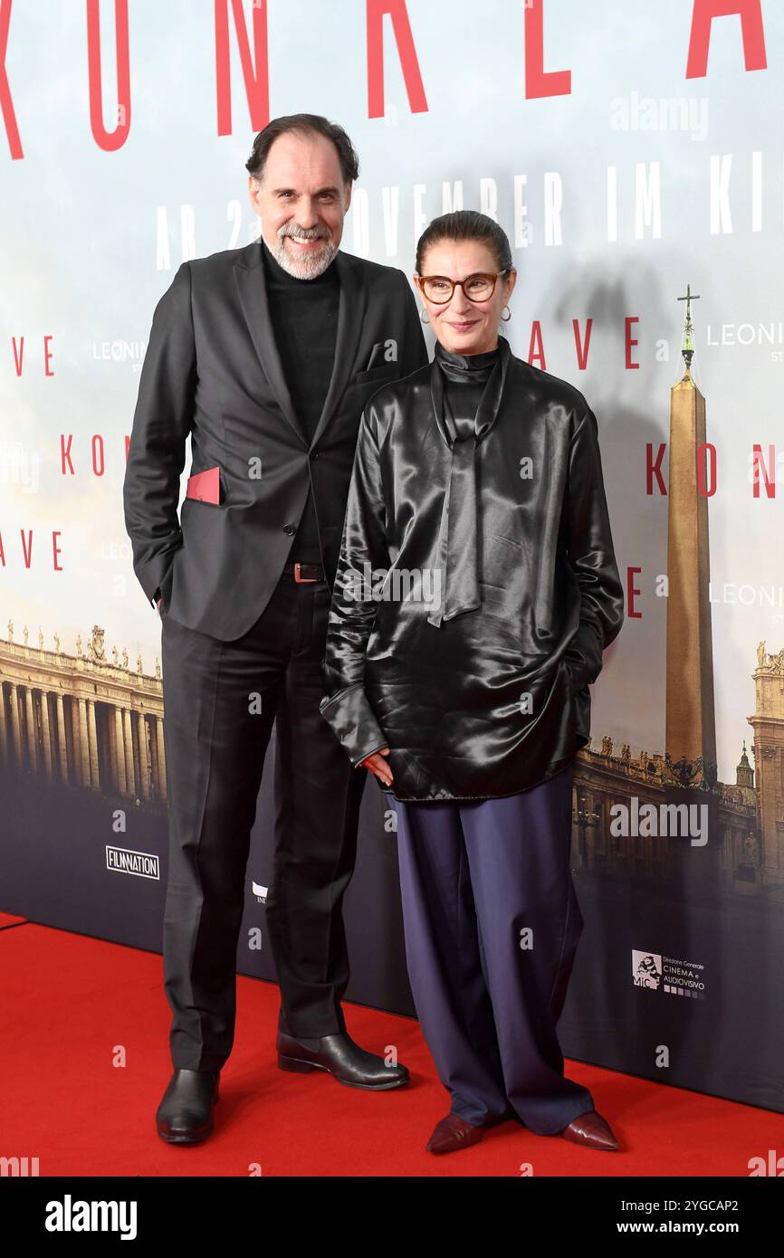 Thomas Loibl und Lisy Christl bei der Premiere KONKLAVE im Delphi-Filmpalast in Berlin am 06.11.2024 *** Thomas Loibl und Lisy Christl bei der KONKLAVE Premiere beim Delphi Filmpalast in Berlin am 06 11 2024 Stockfoto