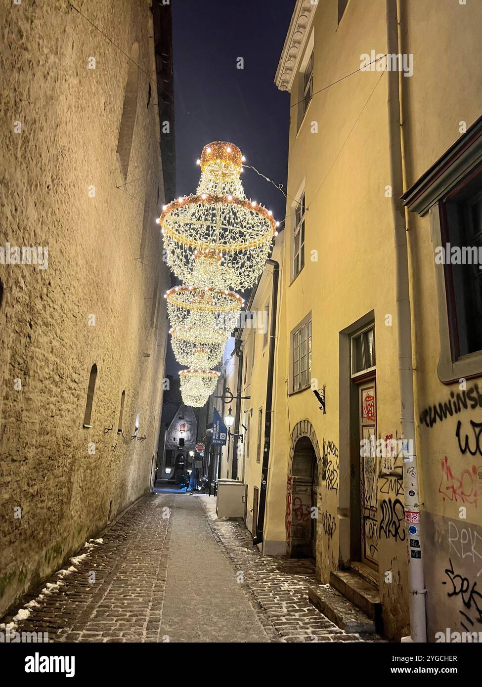 Altstadt von Tallinn hinter dem Rathaus - Smartphone-aufgenommenes Stockfoto