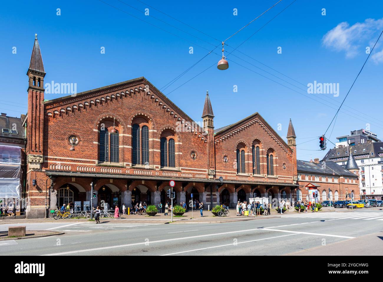Ostfassade des Kopenhagener Hauptbahnhofs, Dänemark, entworfen vom dänischen Architekten Heinrich Wenck im nationalromantischen Stil und fertiggestellt 1911. Stockfoto