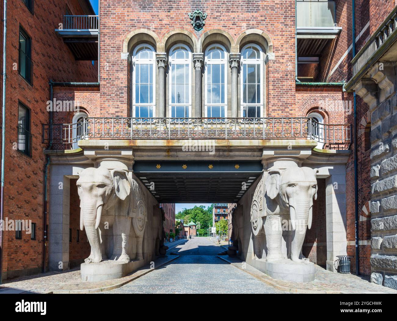 Das Elefantentor, das 1901 in der ehemaligen Carlsberg-Brauerei in Kopenhagen fertiggestellt wurde, hat seinen Namen von vier großen Elefantenstatuen. Stockfoto