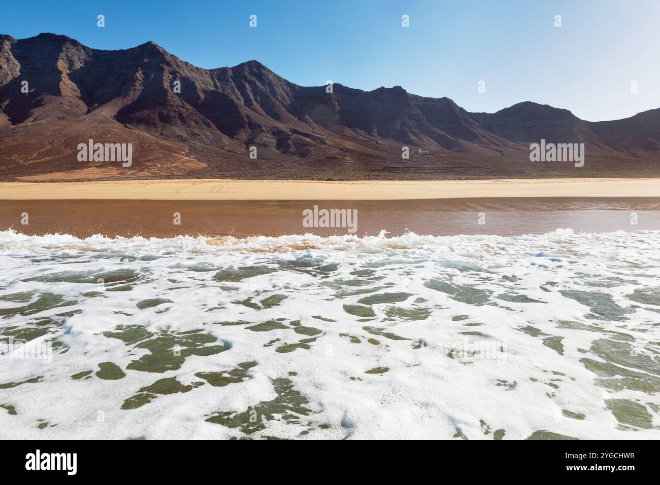 Fabelhafte Landschaft des welligen Atlantiks am Sandstrand Cofete mit vulkanischen Bergen. Reisen Sie durch Fuerteventura. Kanarische Inseln, Spanien. Stockfoto