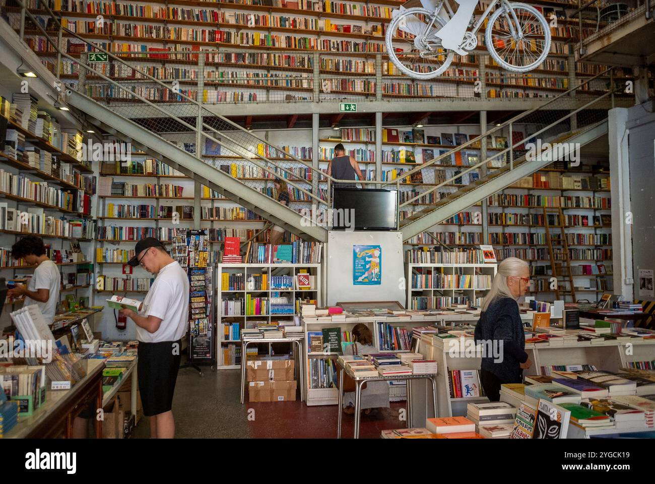 Lissabon, Portugal, Weitwinkelblick innen, lokaler Buchladen, Leute Shopping, Bücher in Regalen, lokale Buchhandlungen in Second-Store Regale, Nachbarschaft Stockfoto