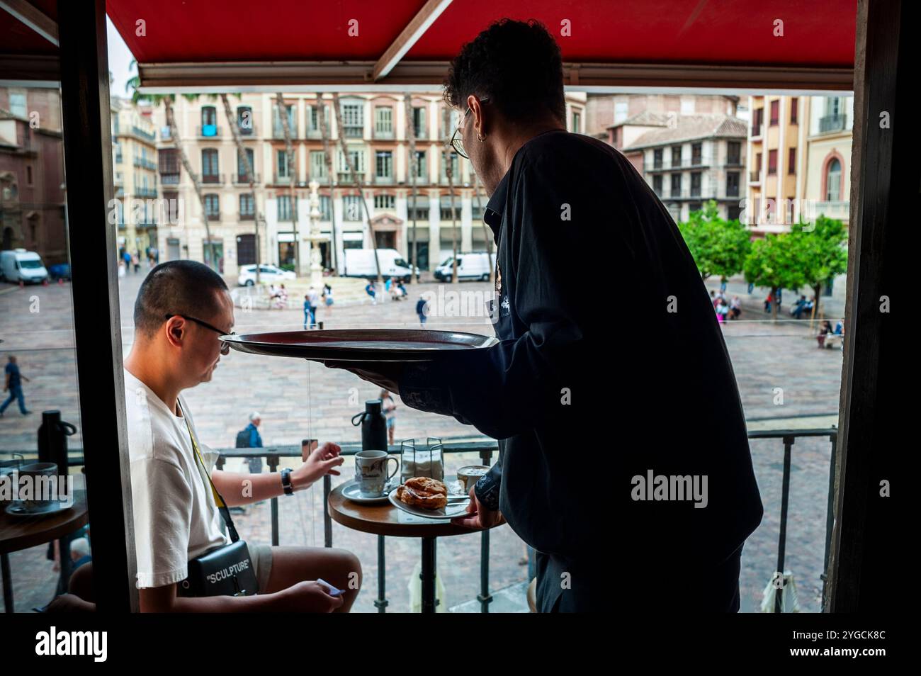 Ronda, Malaga, Spanien, lokales spanisches Restaurant, innen, in der Altstadt, chinesischer Tourist sitzt auf der lokalen Cafe Terrasse, Essen allein, Kellner, Stockfoto