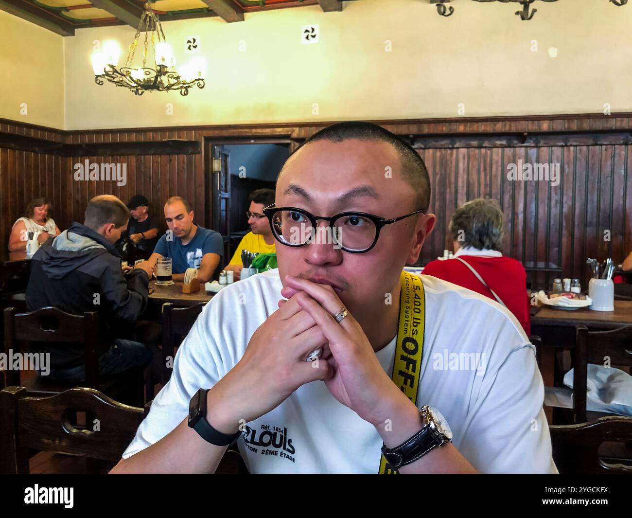 Prag, Tschechische Republik, Porträt, chinesischer Tourist, am Tisch sitzen, im traditionellen Restaurant, alleine essen Stockfoto