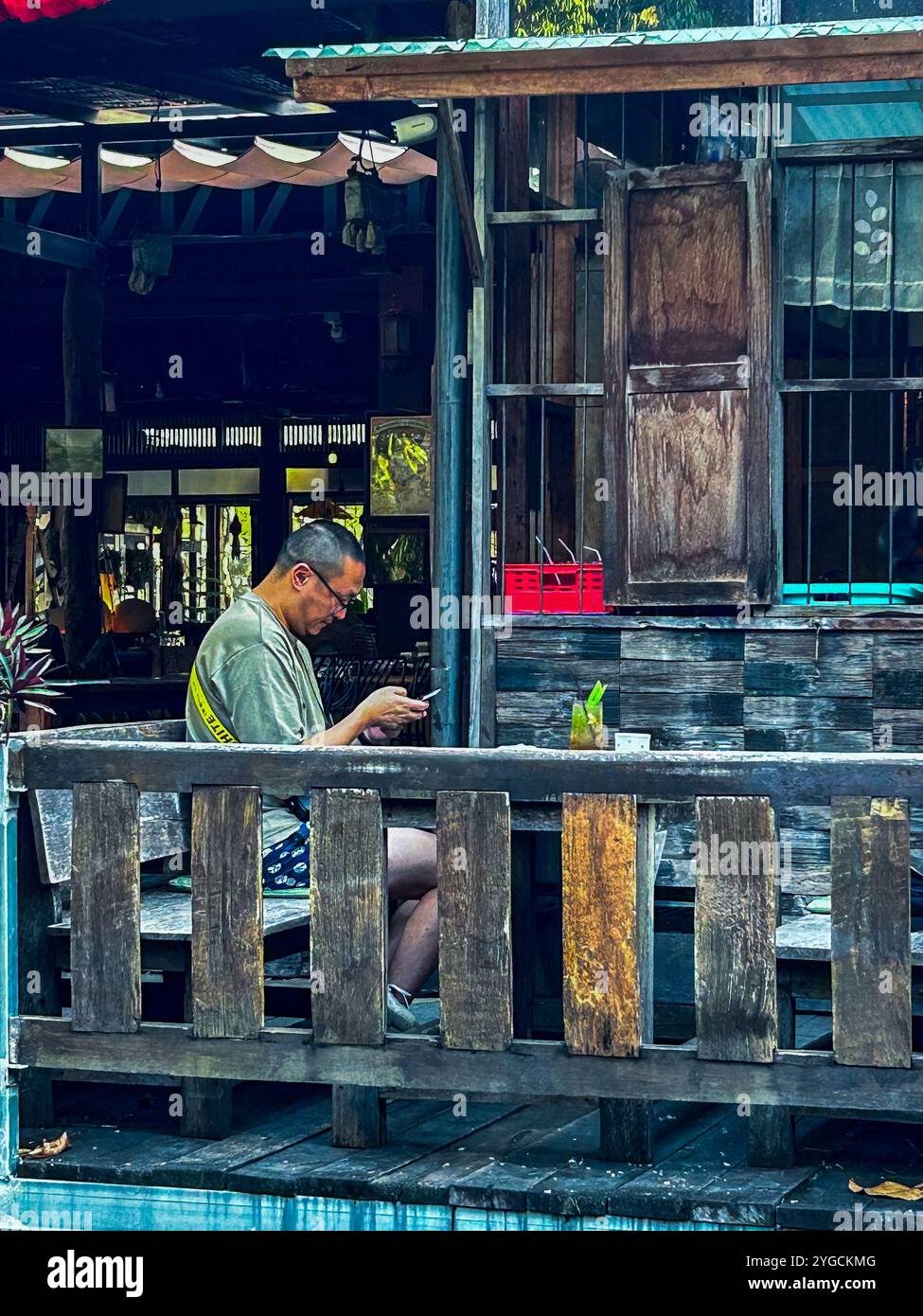 Chiang Mai, Thailand, traditionelles thailändisches Restaurant draußen, 'Baanrai Yarmyen', chinesischer Tourist, der alleine am Tisch auf der Terrasse isst Stockfoto