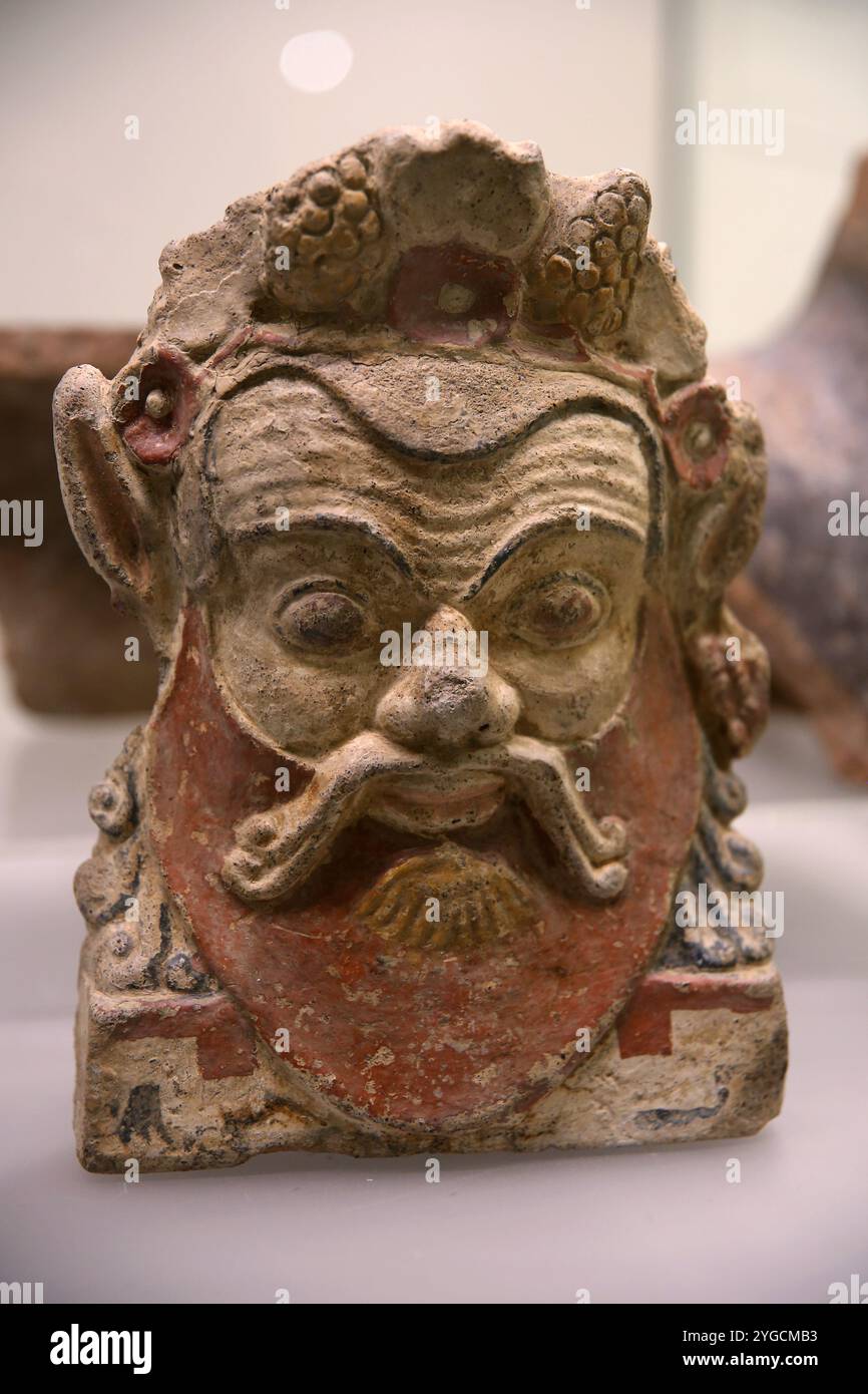 Terrakotta-Antefix mit dem Kopf eines Silenus. C. 500-490 V. CHR. Von Lanuvium. Italien. Nationales Römisches Museum (Diokletianbäder). Rom. Italien. Stockfoto