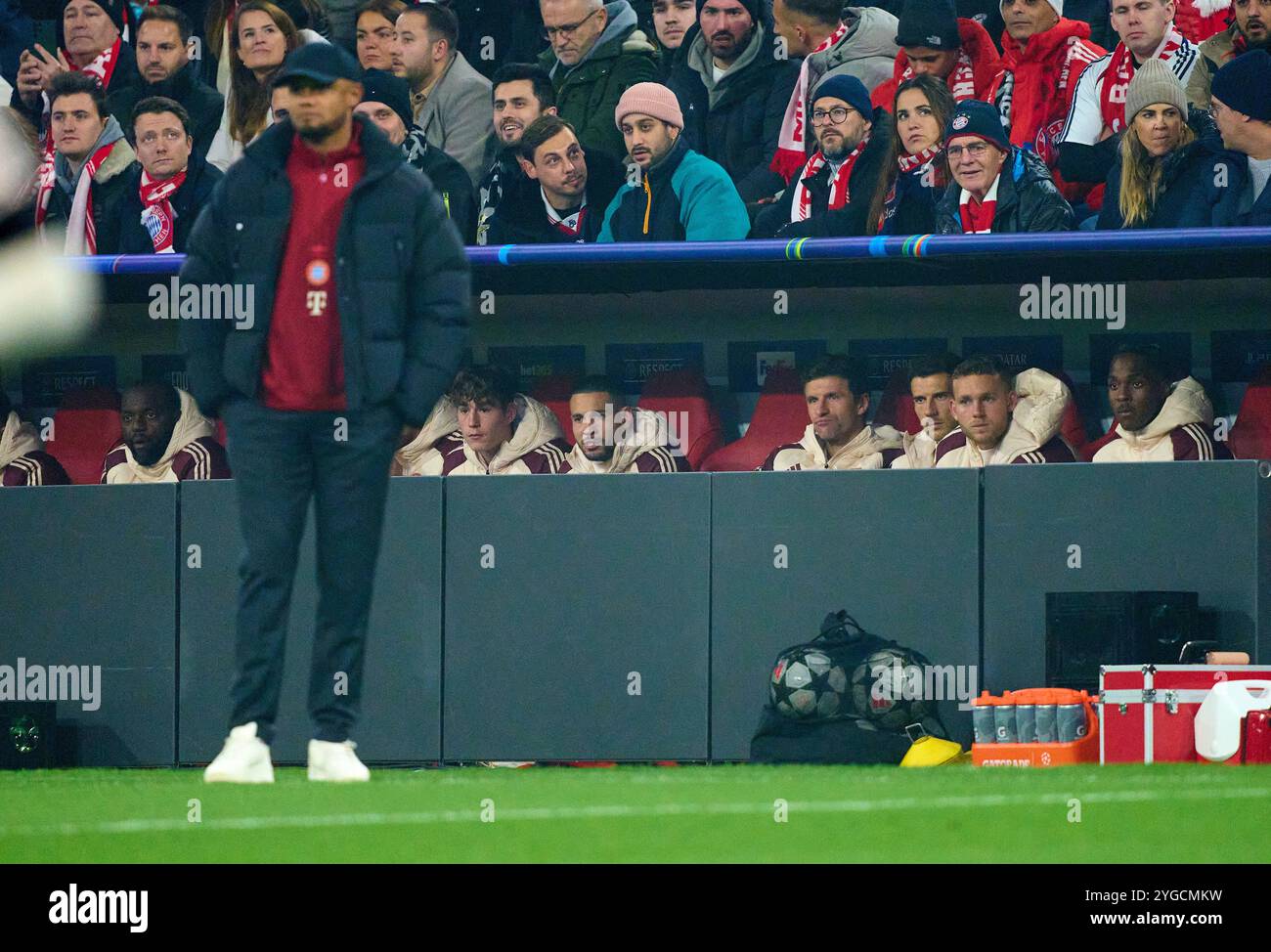 München, Deutschland. November 2024. Dayot Upamecano, FCB 2 Raphael Guerreiro, FCB 22 Thomas MUELLER, Mueller, FCB 25 Leon GORETZKA, FCB 8 Daniel Peretz, FCB 24 Torhüter Mathys Tel, FCB 39 Trainer Vincent Kompany (FCB), Teammanager, Headcoach, Trainer, im Gruppenligaspielspiel FC BAYERN 2024/2025 München - SL BENFICA LISSABON 1-0 2024 Spieltag, München Fotograf: ddp Images/STAR-Images Credit: ddp Media GmbH/Alamy Live News Stockfoto