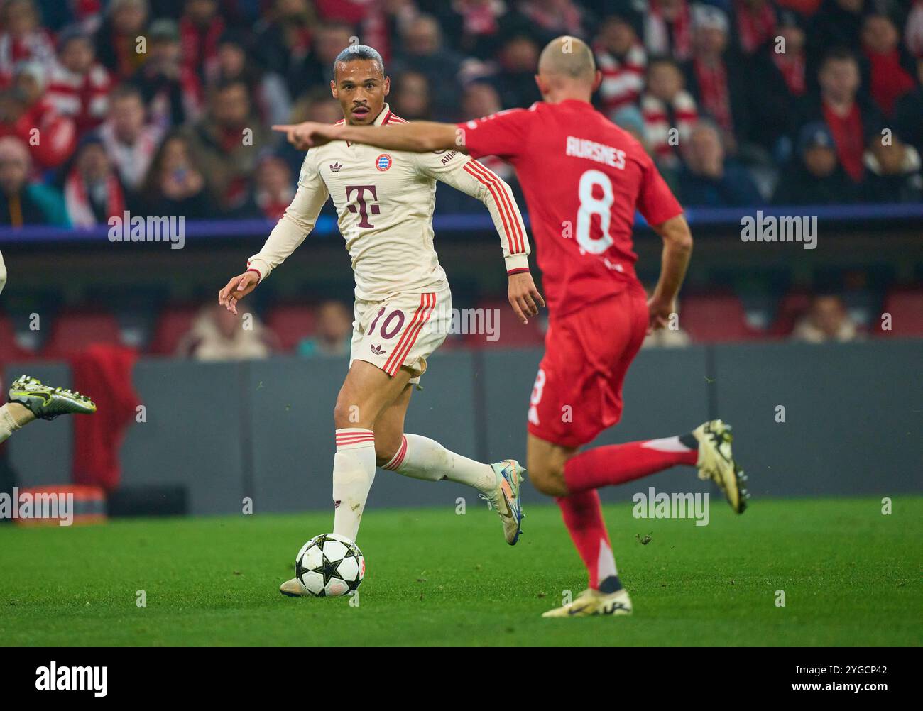 Leroy SANE, FCB 10 wetteifern um den Ball, Tackling, Duell, Header, zweikampf, Action, Kampf gegen Fredrik Aursnes, LISS 8 im Gruppenligaspiel FC BAYERN MÜNCHEN - SL BENFICA LISSABON 1-0 Fußball UEFA Champions League in der Saison 2024/2025 in München, 06. November 2024, FCB, 4. Spieltag, München Fotograf: Peter Schatz Stockfoto