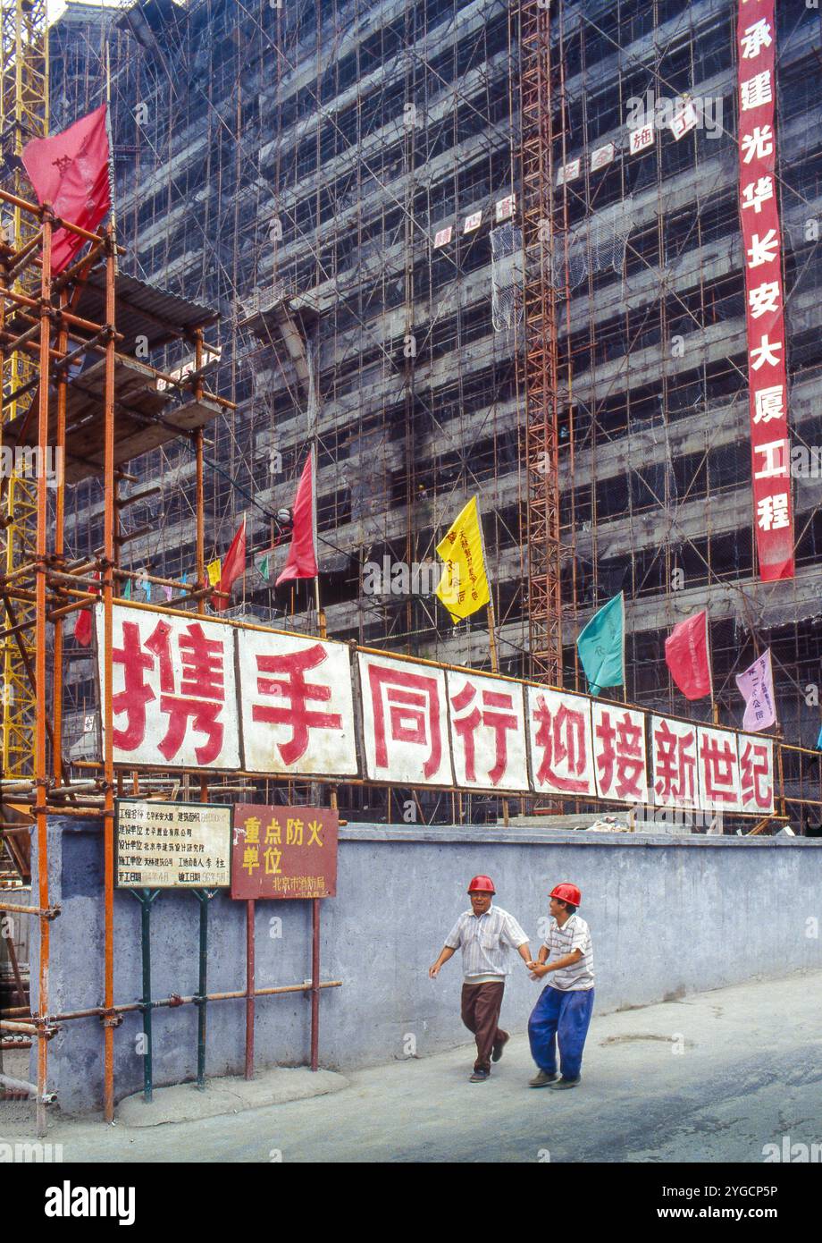 China, Peking, Bauarbeiter gehen für ein neues Wohnprojekt Stockfoto