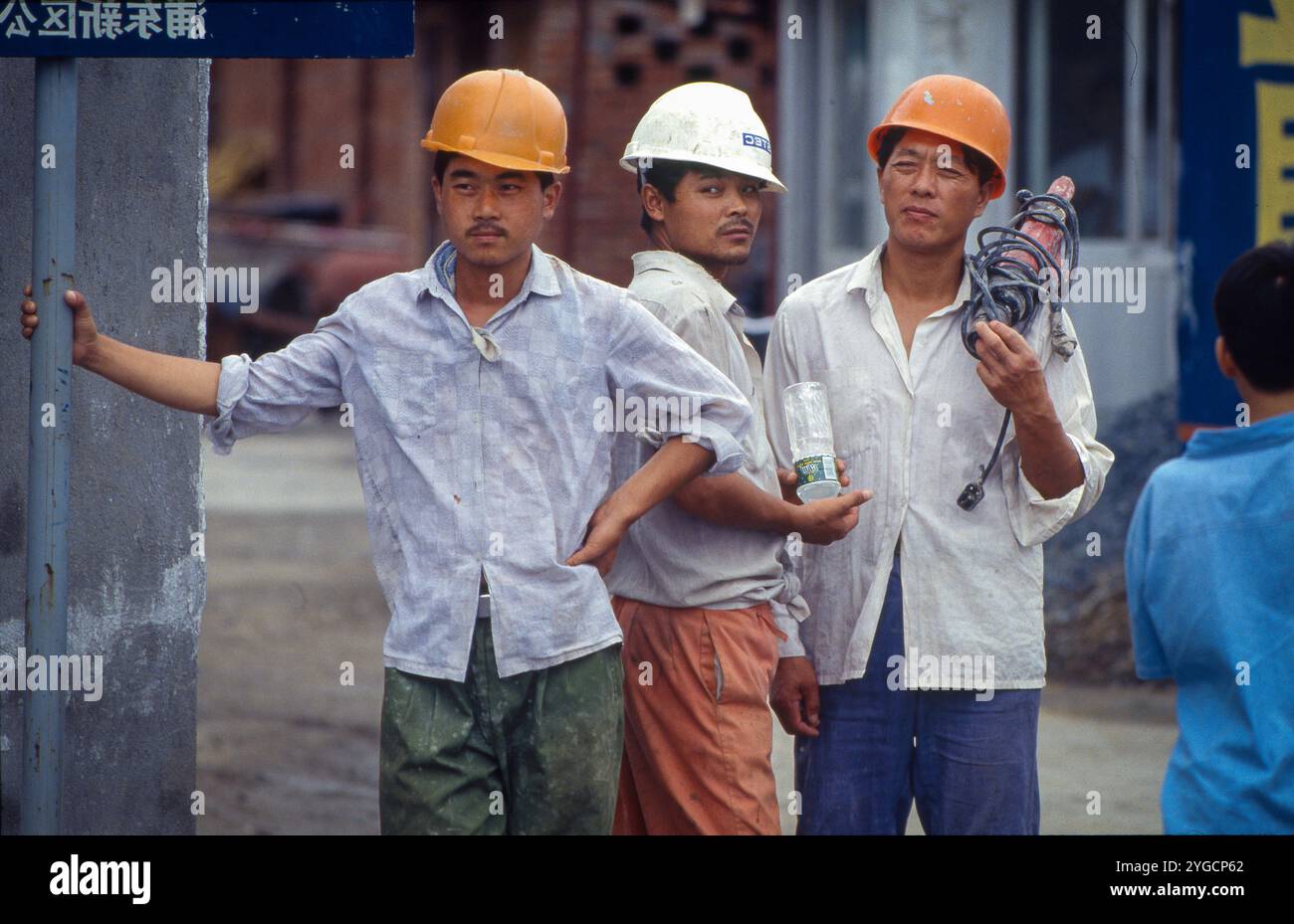 China, Peking, Bauarbeiter vor einem Wohnprojekt. Stockfoto