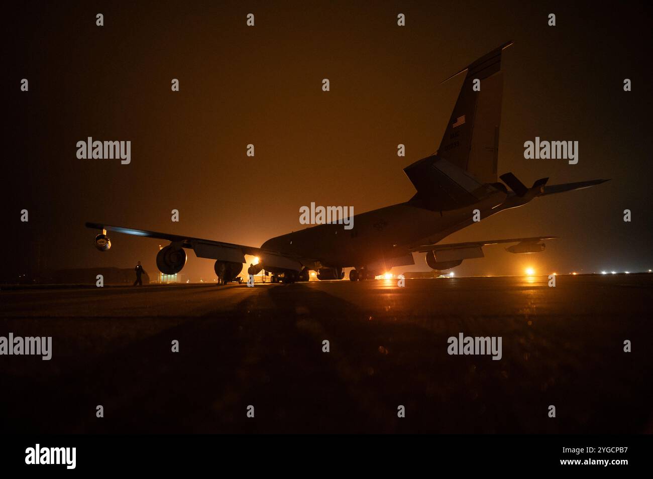 Ein Stratotanker der US Air Force KC-135, der der 351st Air Betankungsgeschwader zugeordnet ist, sitzt auf der Fluglinie bei der Royal Air Force Mildenhall, England. Stockfoto