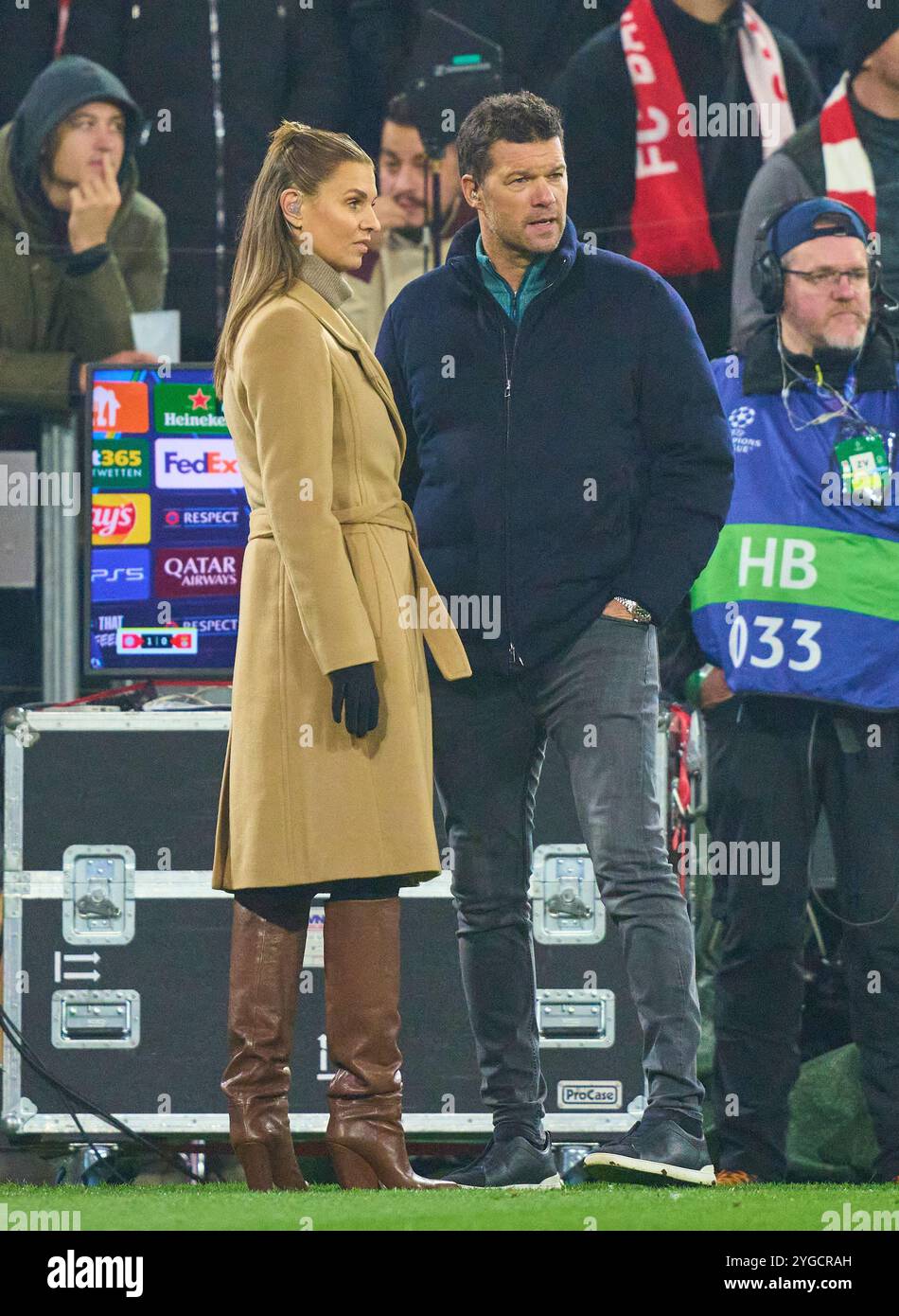 Laura WONTORRA, Sportmoderatorin, Reporterin, Frau, Moderatorin, TV, Fernsehen, Ex Fussballprofi, DFB Kapitaen Michael BALLACK im Gruppenliga Spiel FC BAYERN MÜNCHEN - SL BENFICA LISSABON 1-0 Fußball UEFA Champions League in der Saison 2024/2025 in München, 06. November 2024, FCB, 4. Spieltag, München Fotograf: Peter Schatz Stockfoto