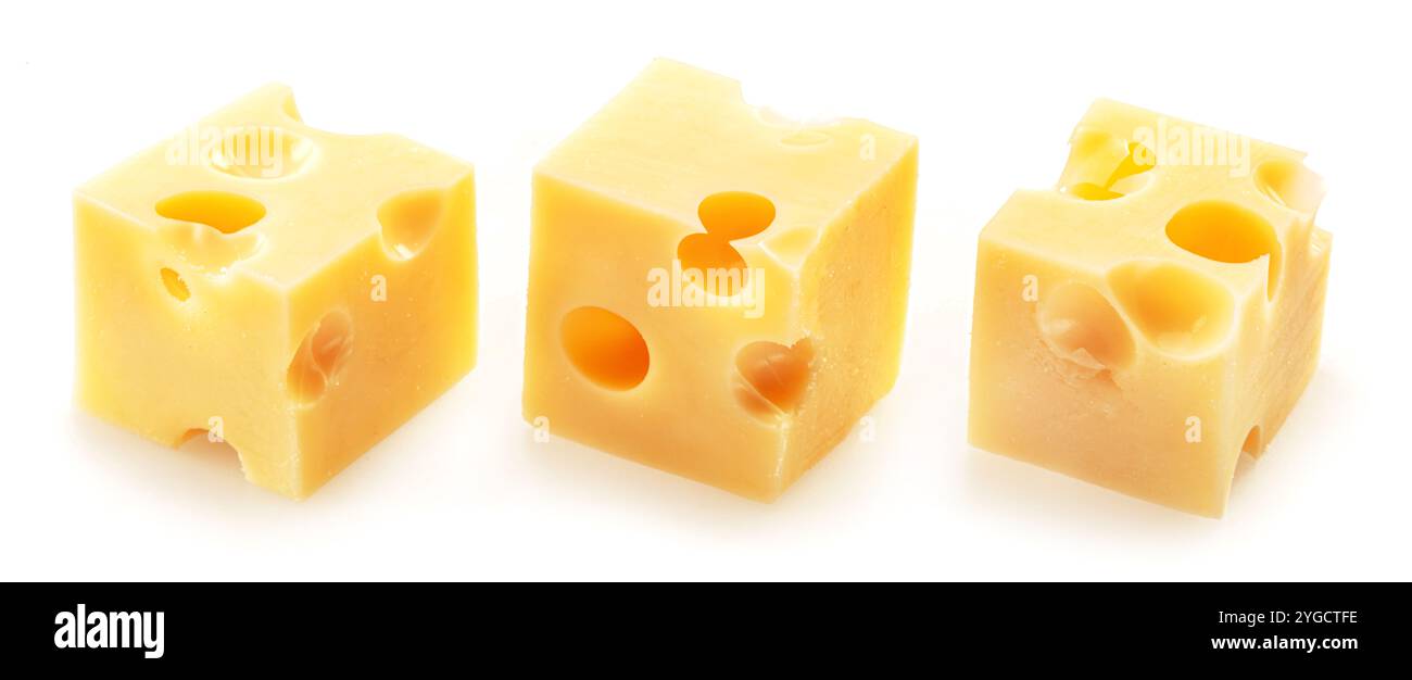 Drei Emmental- oder Maasdam-Käsewürfel isoliert auf weißem Hintergrund. Stockfoto
