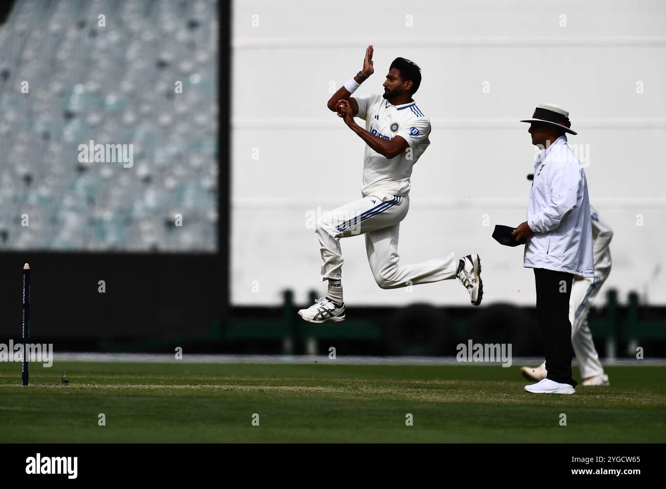 MELBOURNE AUSTRALIEN. November 2024. Im Bild: India Mukesh Kumar während des 2. Inoffiziellen Tests der Australien A gegen Indien A Test Series Cricket Match am Melbourne Cricket Ground, Melbourne, Australien am 7. November 2024. Quelle: Karl Phillipson / Alamy Live News Stockfoto