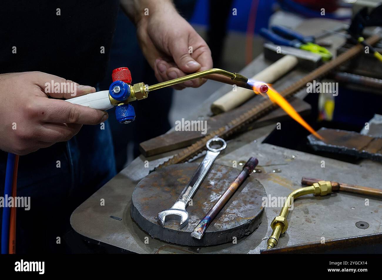 Wärmebehandlung von Kupferrohren mit einem Gasbrenner. Industrie Stockfoto