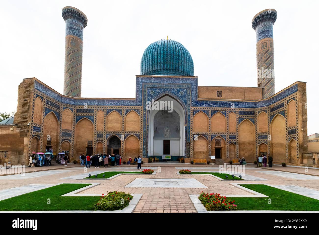 Blick auf das reich geschmückte Eingangsportal zum Muhammad-Sultan-Ensemble. Tamerlane's Mausoleum (Timur Mausoleum), Samarkand, Usbekistan. Stockfoto