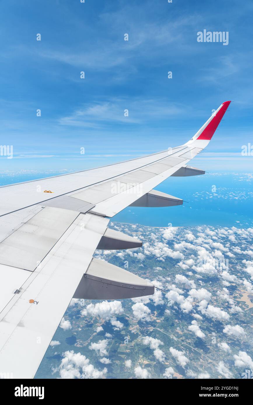 Toller Blick auf die Erde unter dem Flugzeugflügel Stockfoto