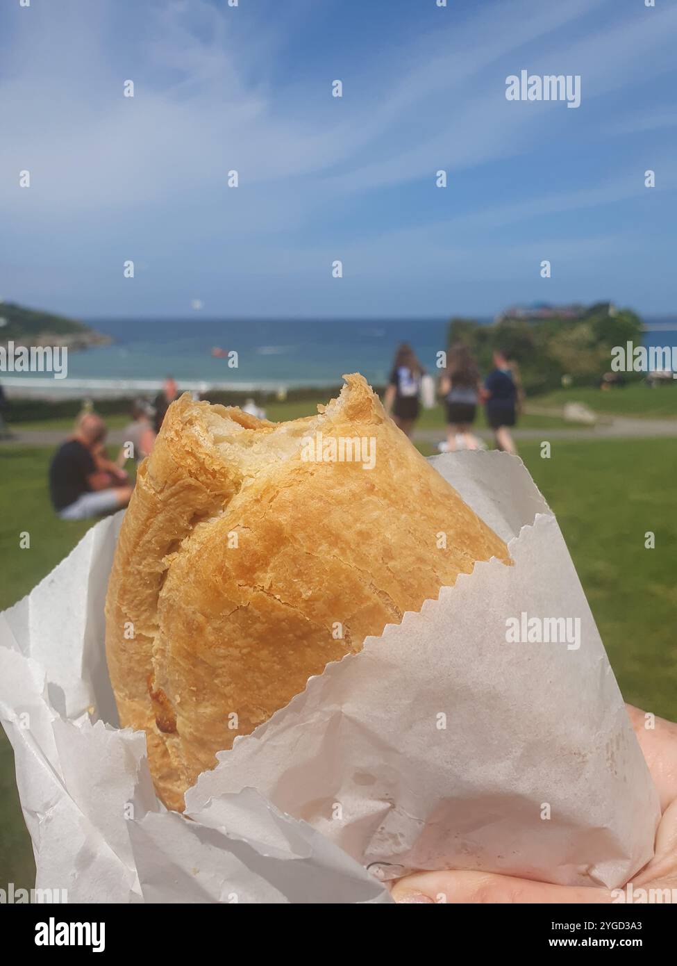 Eine traditionelle Cornish Pasty mit dem Hintergrund von Killacourt, Newquay, Cornwall Stockfoto
