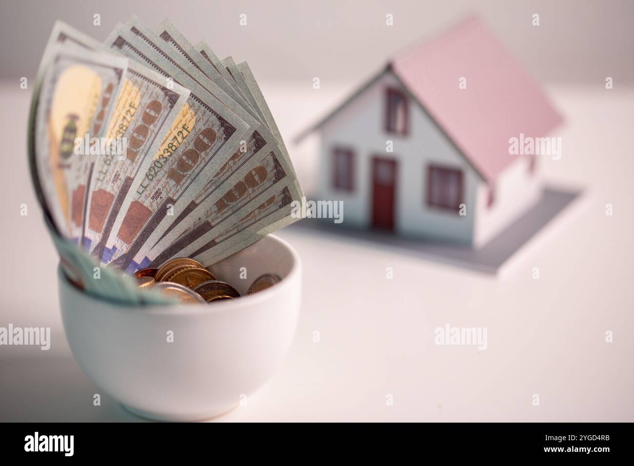 Ein effektives Finanzmanagement im Unternehmenssektor umfasst das Sparen von Geld, das Verwalten von Bargeld und das Anlegen von Münzen und Währungen, um das Wirtschaftswachstum und die St Stockfoto