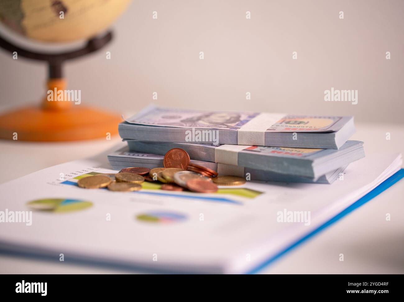 Ein effektives Finanzmanagement im Unternehmenssektor umfasst das Sparen von Geld, das Verwalten von Bargeld und das Anlegen von Münzen und Währungen, um das Wirtschaftswachstum und die St Stockfoto