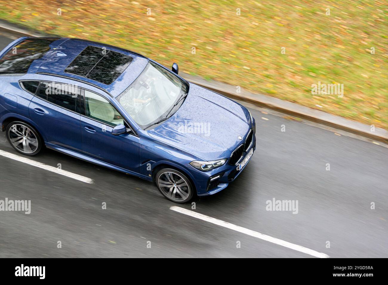 OSTRAVA, TSCHECHIEN – 12. SEPTEMBER 2024: BMW X6 III G06 SUV, Bewegungsunschärfe-Effekt Stockfoto