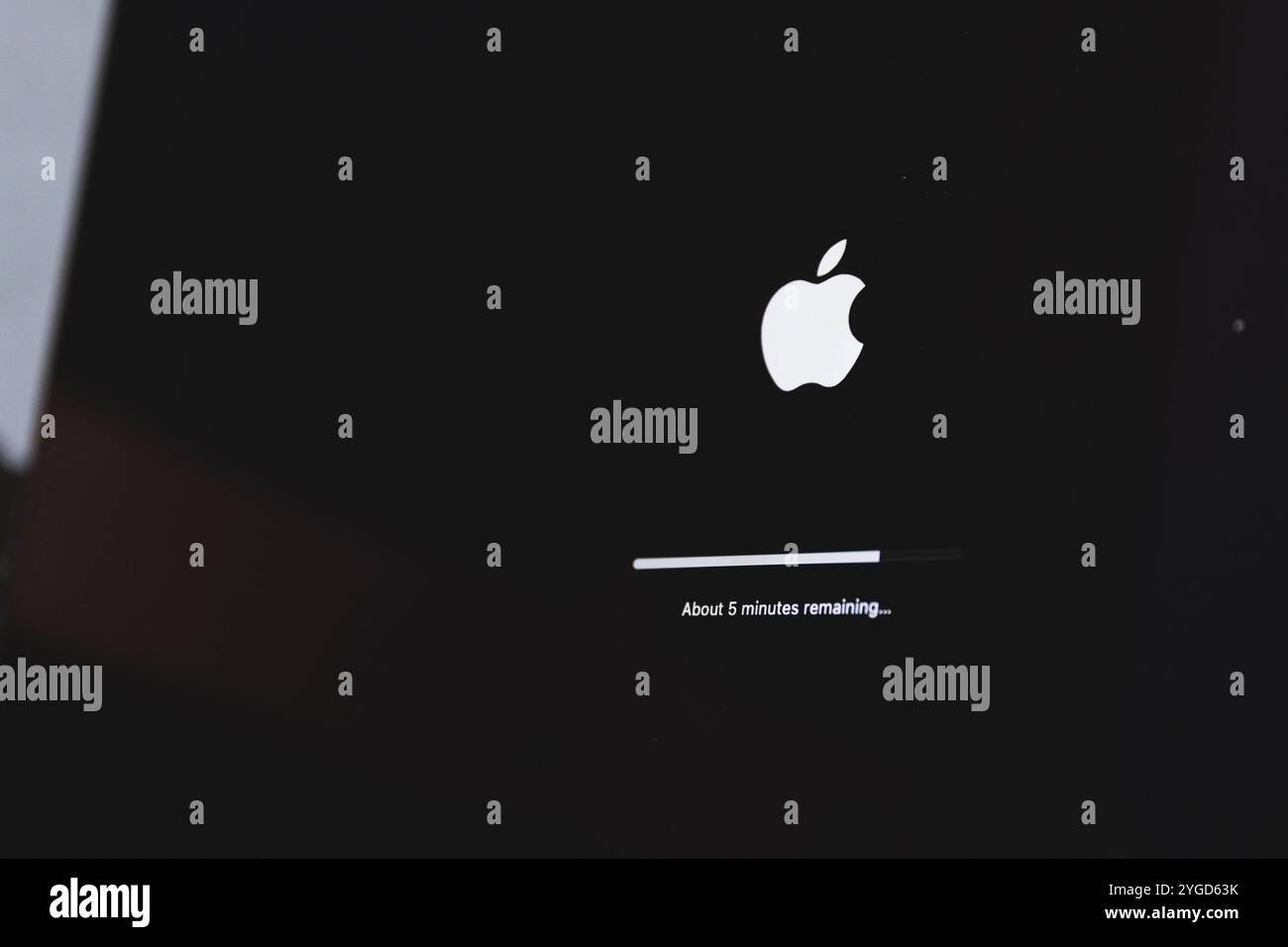 Update des Apple macbook Laptops wird ausgeführt. mac os wird aktualisiert Stockfoto