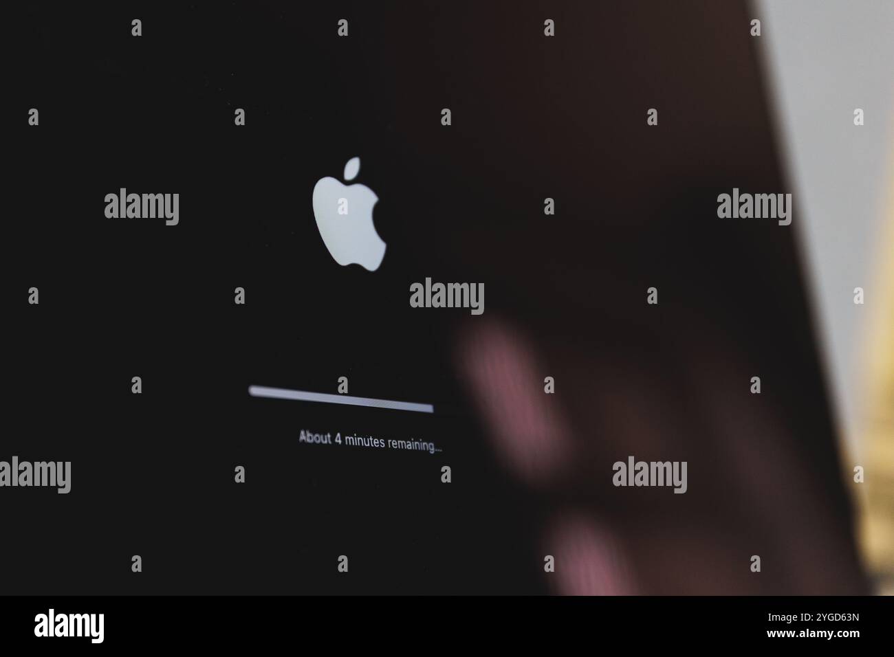 Update des Apple macbook Laptops wird ausgeführt. mac os wird aktualisiert Stockfoto