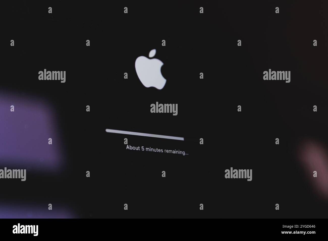 Update des Apple macbook Laptops wird ausgeführt. mac os wird aktualisiert Stockfoto