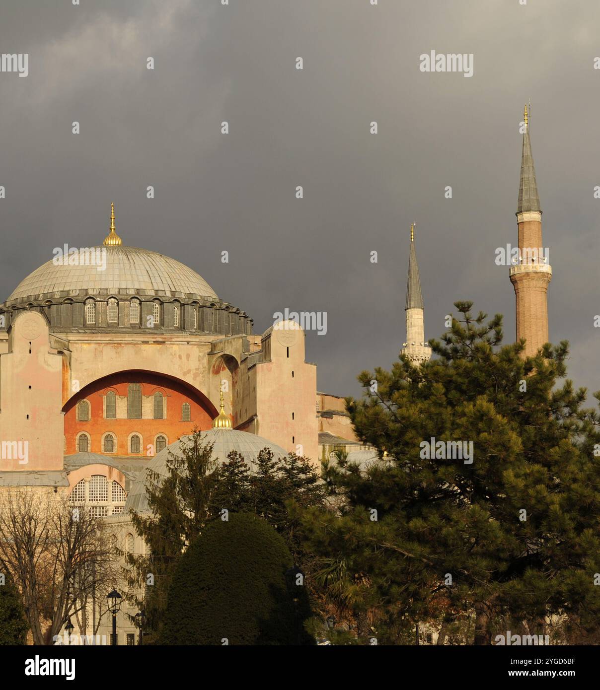 Istanbul, Türkei. Hagia Sophia. Errichtet von Kaiser Justinian und seiner Frau Theodora. Erbaut zwischen 532-537 von den Architekten Anthemius von Tralles und Isidor von Milet. Stockfoto