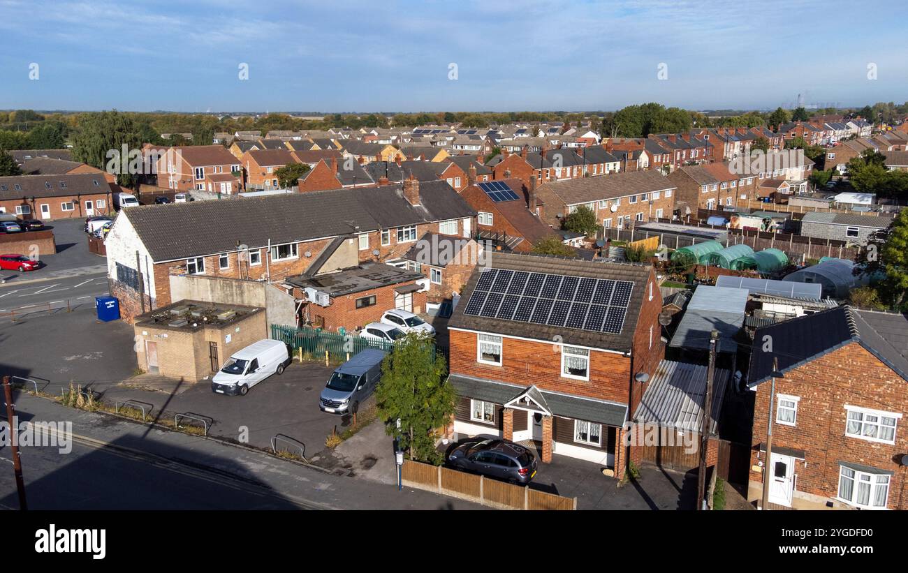 Luftdrohnenfoto eines britischen Hauses mit Solarpaneelen auf dem Dach an einem sonnigen Sommertag in der Stadt Doncaster in Yorkshire im Sommer Stockfoto