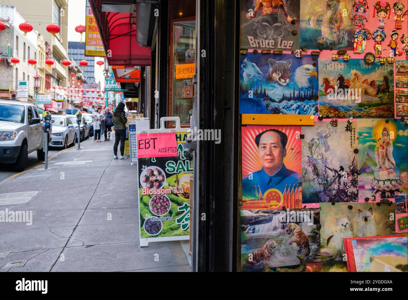 Plakate von Charman Mao und chinesische Szenen zum Verkauf in einem Touristengeschäft in der Grant Avenue, Chinatown, San Francisco, Kalifornien, USA Stockfoto