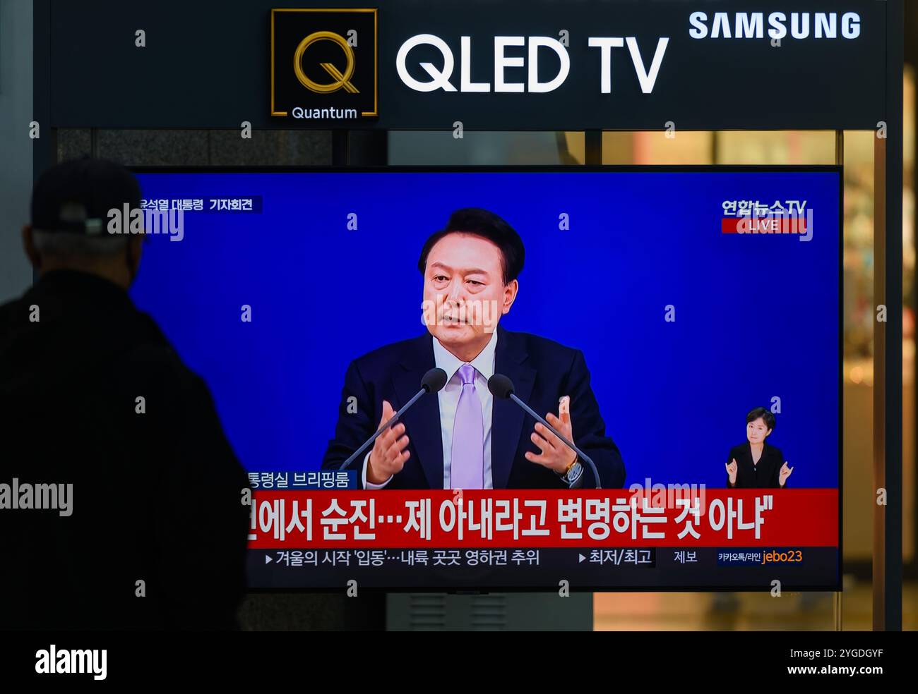 Seoul, Südkorea. November 2024. Eine 24-stündige Yonhapnews TV-Sendung am Bahnhof Yongsan in Seoul Live-Sendung der südkoreanische Präsident Yoon Suk Yeol beantwortet eine Frage von Reportern während einer Pressekonferenz im Präsidialbüro in Seoul. Der südkoreanische Präsident Yoon Suk Yeol entschuldigte sich am 7. November, weil er den Menschen Sorgen bereitet hatte, und schwor, die staatlichen Angelegenheiten angesichts der wachsenden Kontroversen um First Lady Kim Keon Hee zu überarbeiten. Quelle: SOPA Images Limited/Alamy Live News Stockfoto