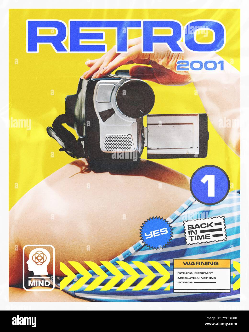 Kreatives Design. Nostalgisches Poster mit klassischem Camcorder auf dem weiblichen Körper im Badeanzug, kräftige gelbe und blaue Farben, verspielter Touch der 2000er Jahre. Stockfoto