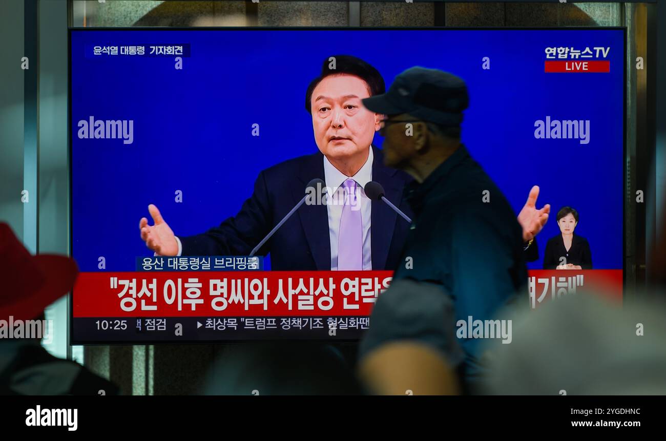 Seoul, Südkorea. November 2024. Eine 24-stündige Yonhapnews TV-Sendung am Bahnhof Yongsan in Seoul Live-Sendung der südkoreanische Präsident Yoon Suk Yeol beantwortet eine Frage von Reportern während einer Pressekonferenz im Präsidialbüro in Seoul. Der südkoreanische Präsident Yoon Suk Yeol entschuldigte sich am 7. November, weil er den Menschen Sorgen bereitet hatte, und schwor, die staatlichen Angelegenheiten angesichts der wachsenden Kontroversen um First Lady Kim Keon Hee zu überarbeiten. (Foto: Kim Jae-Hwan/SOPA Images/SIPA USA) Credit: SIPA USA/Alamy Live News Stockfoto