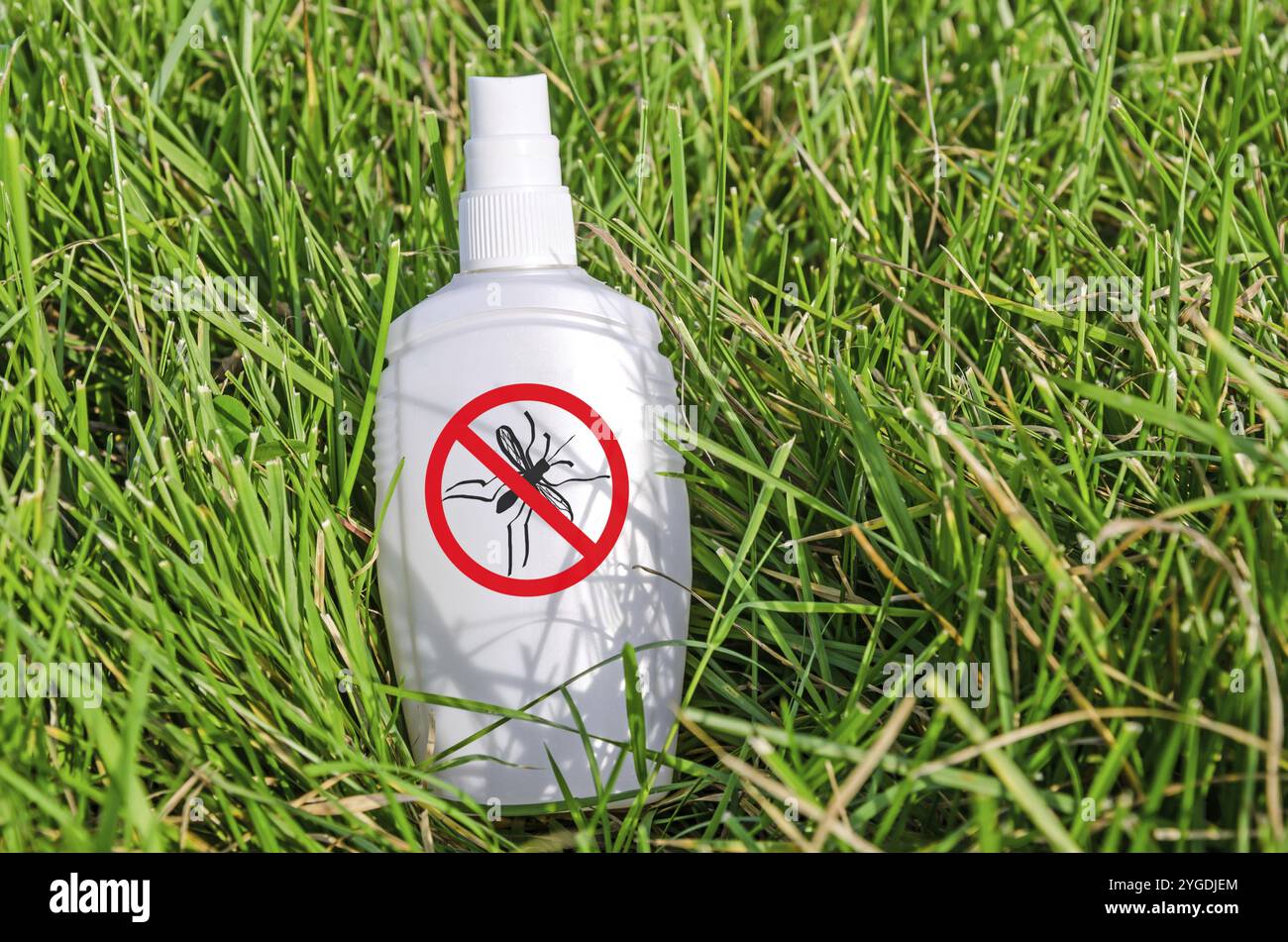 Insektenschutzspray im Gras Stockfoto