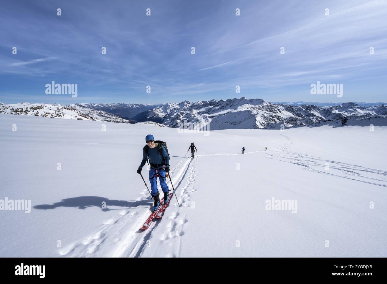 Skitouren auf einer alpinen Tour auf dem Fuerkeleferner Gletscher, schneebedeckte Berglandschaft im Winter, Aufstieg zum Monte Cevedale, Ortler Alpen, Vinschg Stockfoto