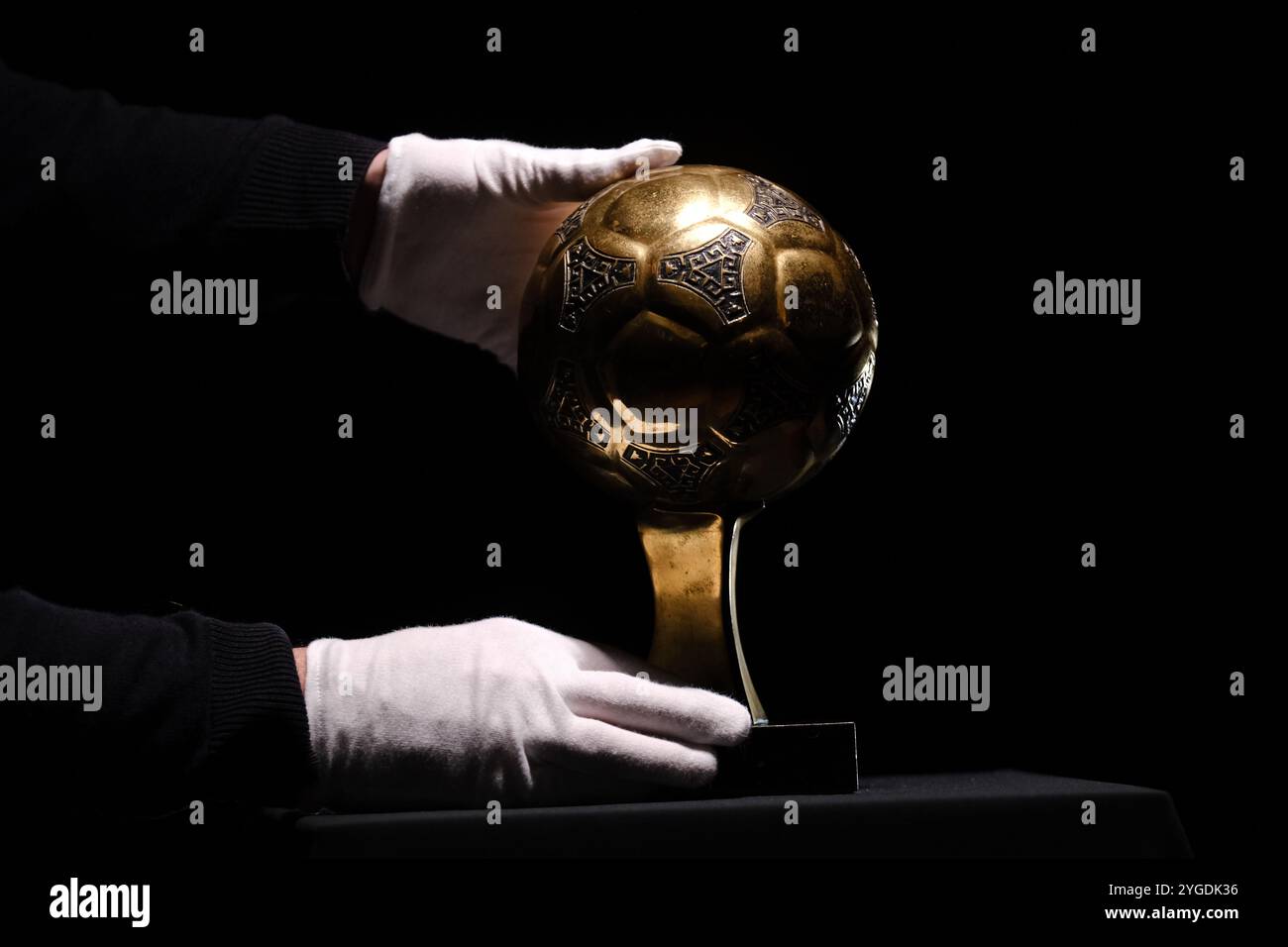 Ein knapper Schuss des goldenen Balls FIFA/Adidas/France Football von 1986. Neuilly-sur-seine, Frankreich. Stockfoto