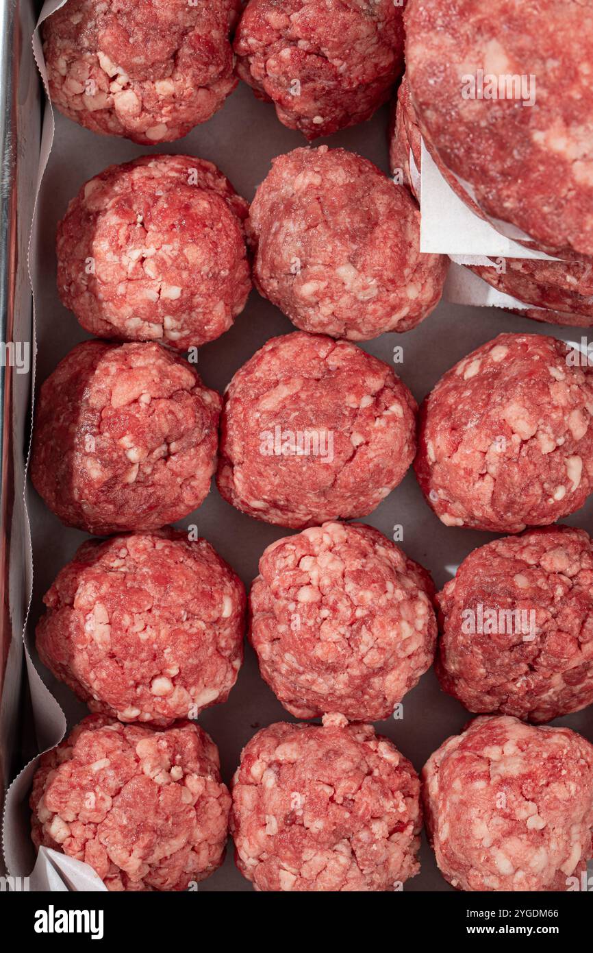 Halbfertige Schnitzel und Fleischbällchen Stockfoto