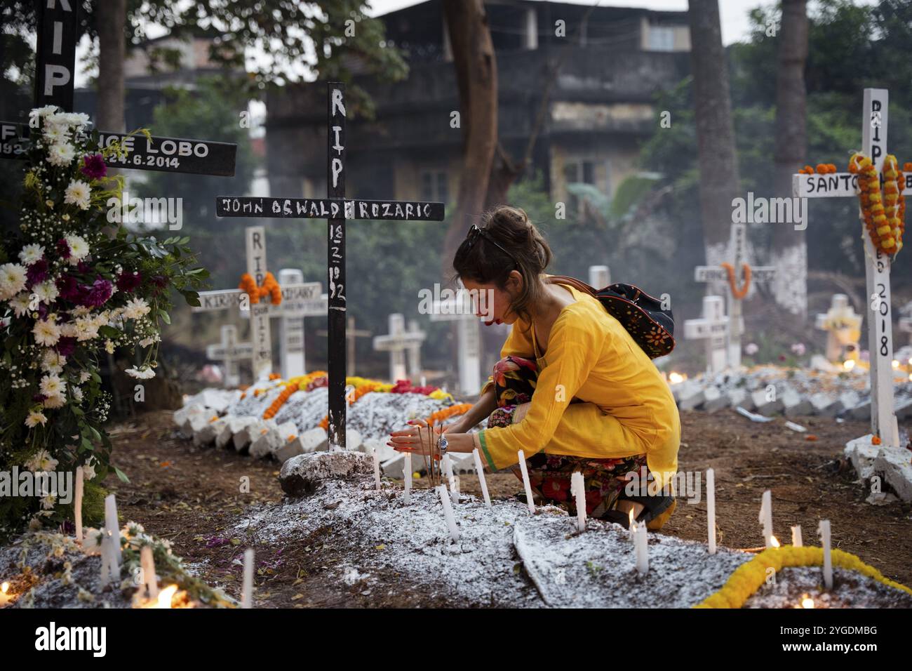 Menschen aus der christlichen Gemeinde zünden Kerzen an und beten auf dem Grab ihres Verwandten während der All Sels Day Observation in Guwahati, Indi Stockfoto