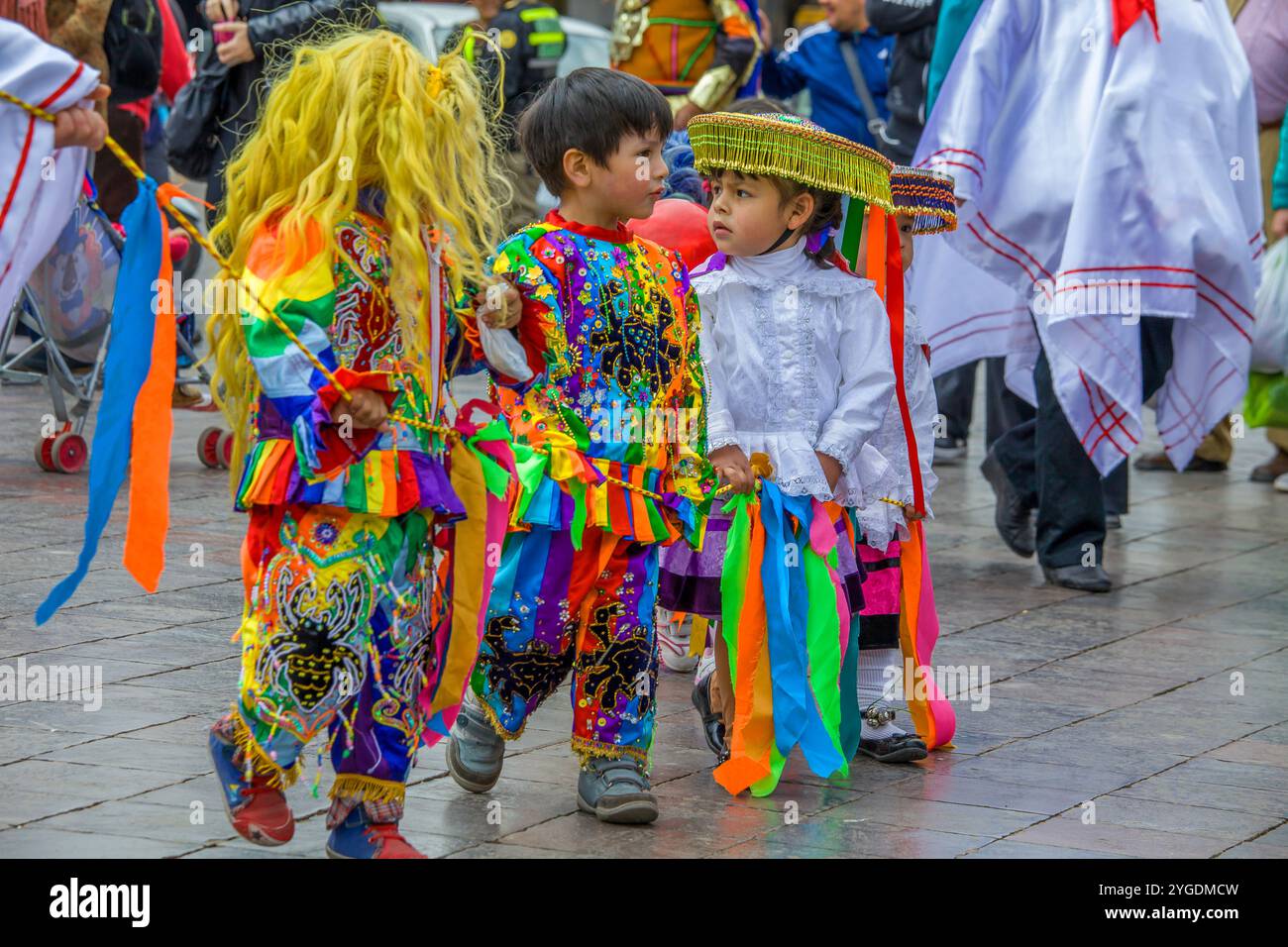 Kinder in bunten Kleidern während des religiösen Parade Festival Virgen Del Carmen in Cusco, Peru Stockfoto