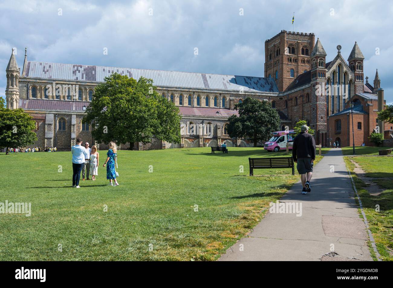 Äußere der St. Albans Cathedral aka Cathedral and Abbey Church of St Alban und Schrein für Großbritanniens erstes saint Hertfordshire England Großbritannien Stockfoto