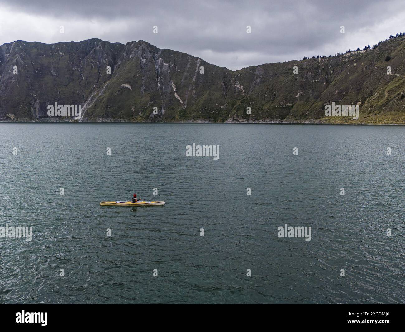 Kajaktour auf der Quilotoa Caldera mit See, Laguna Quilotoa, Provinz Cotopaxi, Ecuador, Südamerika Stockfoto