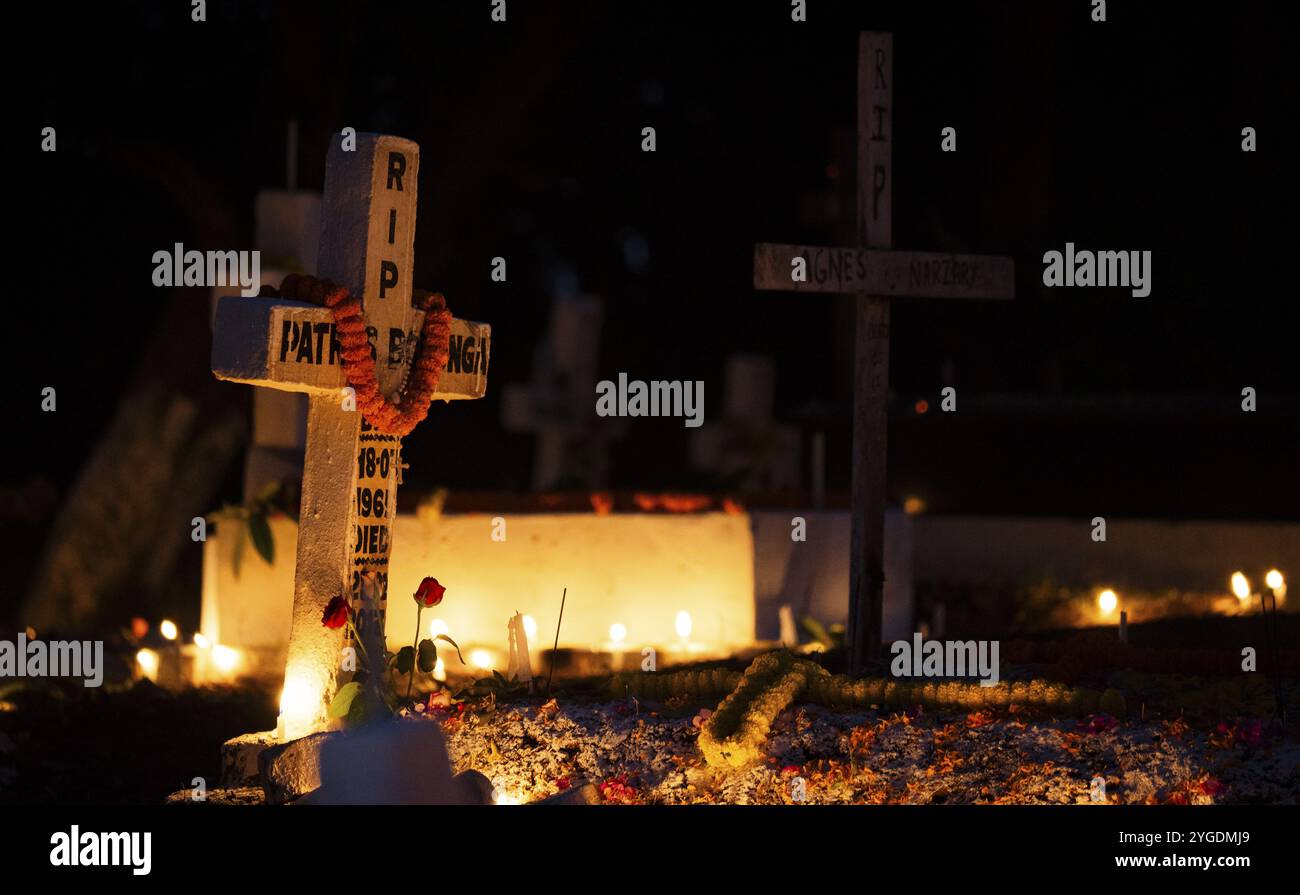 Menschen aus der christlichen Gemeinde zünden Kerzen an und beten auf dem Grab ihres Verwandten während der All Sels Day Observation in Guwahati, Indi Stockfoto