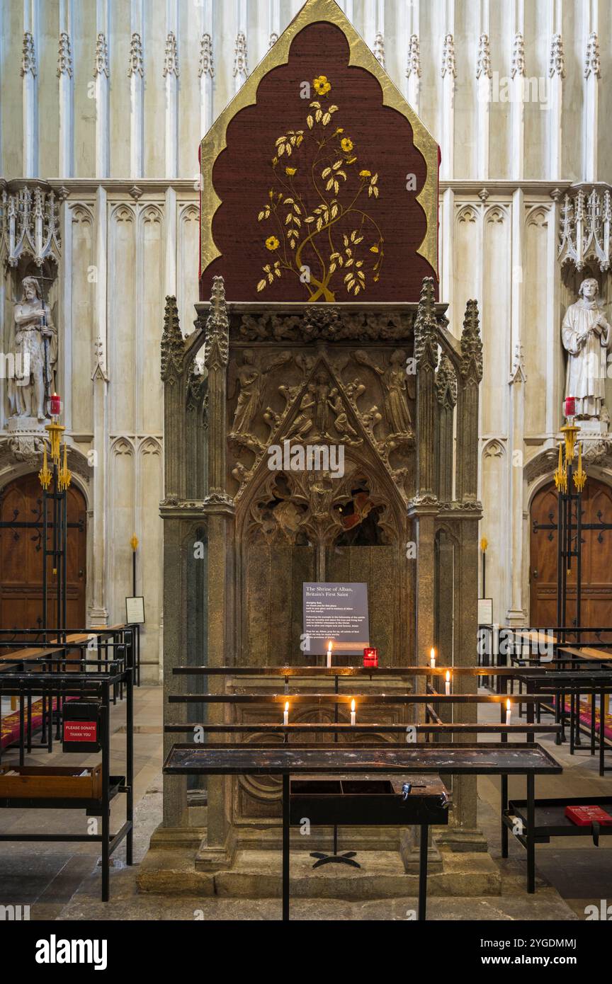Schrein von St. Alban Großbritanniens erstem christlichen Märtyrer in der Cathedral and Abbey Church of St Albans Hertfordshire England UK Stockfoto