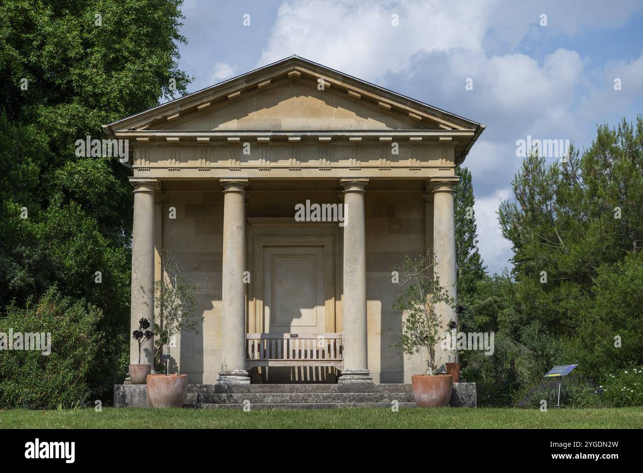 Mediterraner Garten mit neoklassizistischer Architektur, Tempel, Royal Botanic Gardens (Kew Gardens), UNESCO-Weltkulturerbe, Kew, Greater London, eng Stockfoto