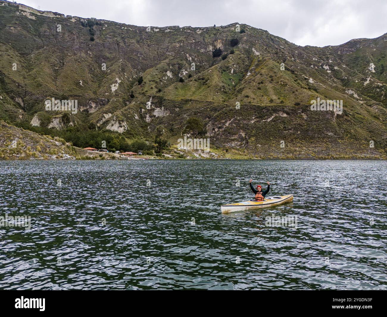 Kajaktour auf der Quilotoa Caldera mit See, Laguna Quilotoa, Provinz Cotopaxi, Ecuador, Südamerika Stockfoto