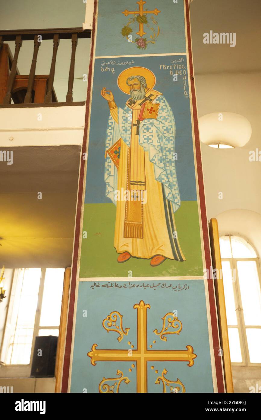 Madaba, Jordanien, 5. November 2022: Innenmauern der griechisch-orthodoxen Kirche St. Georg, bekannt durch ihr byzantinisches und umayyadisches Mosaik, Asien Stockfoto
