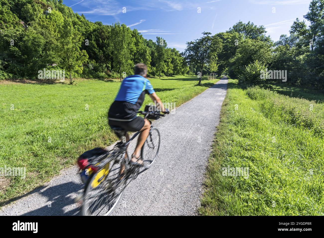 Radfahrer mit Bewegungsunschärfe in einem Park im Frühjahr Stockfoto