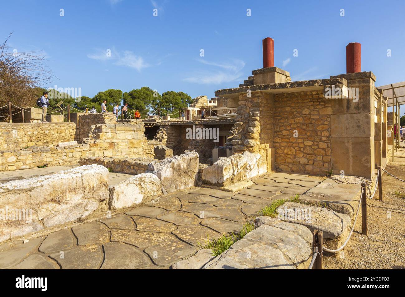 Knossos, Griechenland, 27. April 2019: Besucher besuchen das Wahrzeichen Kretas, Ruinen des minoischen Palastes, Europa Stockfoto