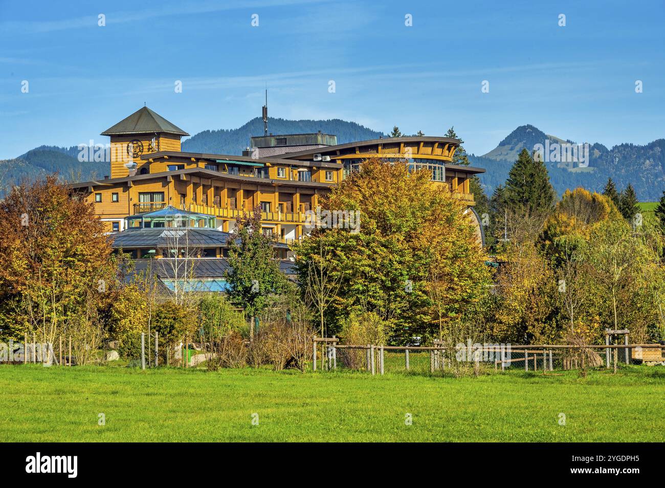 Sonnenalp Resort, blauer Himmel, in der Nähe von Ofterschwang, Allgaeu, Bayern, Deutschland, Europa Stockfoto